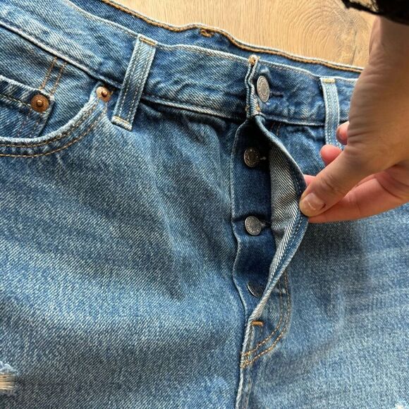 Levi’s 501 Denim Women’s High Rise Distressed Shorts - Picture 3 of 4